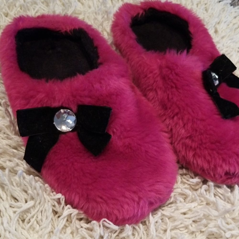 🤑 5 for $25 💜 Fuzzy Fushia Houseshoes